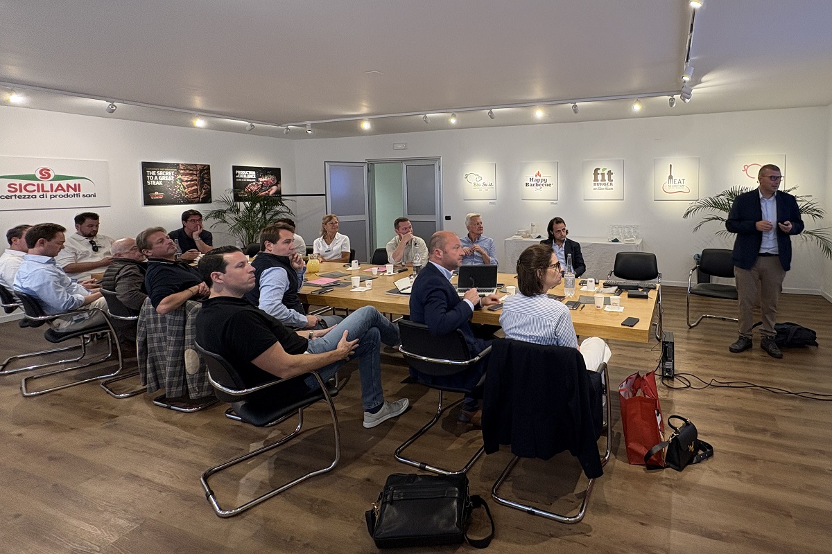 Nell’ambito della Belgian Meat Mission, importante iniziativa di diplomazia economica, la Siciliani ha ospitato oggi un incontro di rilievo istituzionale e commerciale. La visita ha visto la partecipazione dell’Ambasciata del Belgio in Italia e della Rappresentanza Economica delle Fiandre (Flanders Investment & Trade - FIT). La missione, organizzata in stretta collaborazione con il Belgian Meat Office, ha portato in Puglia i vertici di otto aziende fiamminghe leader nel settore delle carni, fortemente interessate a sviluppare e consolidare nuove opportunità di collaborazione e sinergia con i principali operatori del mercato italiano provenienti da tutte le Regioni. Le imprese fiamminghe coinvolte rappresentano un comparto di eccellenza riconosciuto a livello internazionale per i suoi elevatissimi standard qualitativi, la rigida tracciabilità della filiera, la sicurezza alimentare e l'innovazione dei processi produttivi. Nel corso della mattinata, i rappresentanti istituzionali e i partner commerciali hanno avuto modo di confrontarsi sulle dinamiche di mercato e sulle future strategie. A coronamento dei lavori e del proficuo confronto istituzionale, la giornata si è conclusa con un networking lunch, durante il quale gli ospiti hanno potuto apprezzare una degustazione dei prodotti della Siciliani.