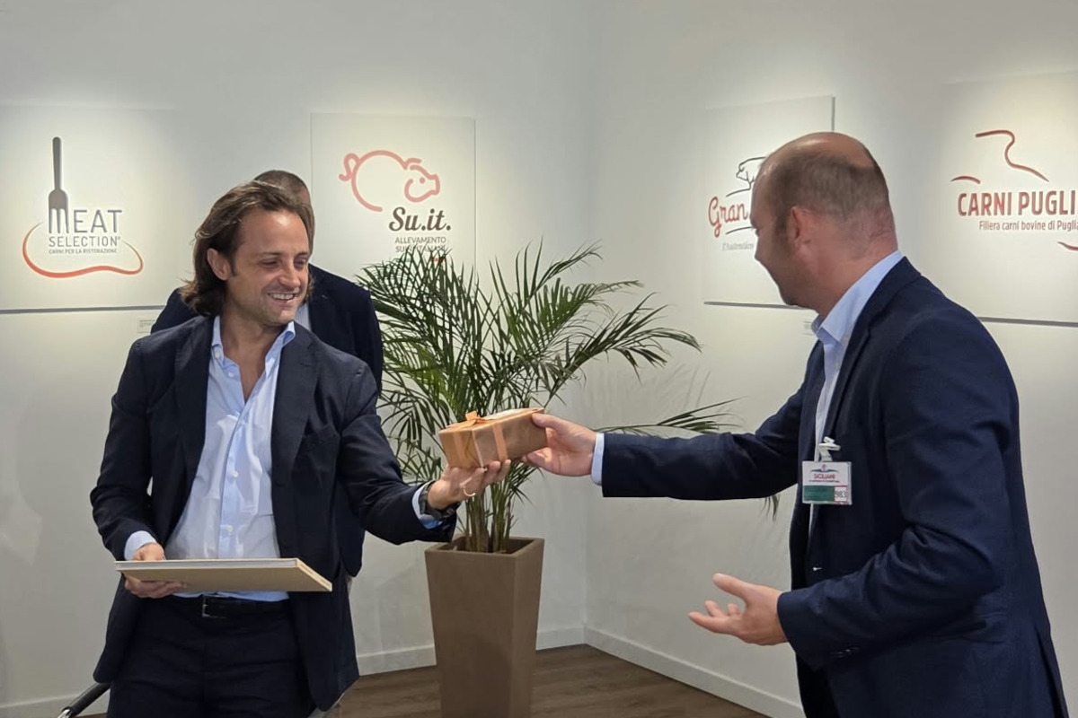 Nell’ambito della Belgian Meat Mission, importante iniziativa di diplomazia economica, la Siciliani ha ospitato oggi un incontro di rilievo istituzionale e commerciale. La visita ha visto la partecipazione dell’Ambasciata del Belgio in Italia e della Rappresentanza Economica delle Fiandre (Flanders Investment & Trade - FIT). La missione, organizzata in stretta collaborazione con il Belgian Meat Office, ha portato in Puglia i vertici di otto aziende fiamminghe leader nel settore delle carni, fortemente interessate a sviluppare e consolidare nuove opportunità di collaborazione e sinergia con i principali operatori del mercato italiano provenienti da tutte le Regioni. Le imprese fiamminghe coinvolte rappresentano un comparto di eccellenza riconosciuto a livello internazionale per i suoi elevatissimi standard qualitativi, la rigida tracciabilità della filiera, la sicurezza alimentare e l'innovazione dei processi produttivi. Nel corso della mattinata, i rappresentanti istituzionali e i partner commerciali hanno avuto modo di confrontarsi sulle dinamiche di mercato e sulle future strategie. A coronamento dei lavori e del proficuo confronto istituzionale, la giornata si è conclusa con un networking lunch, durante il quale gli ospiti hanno potuto apprezzare una degustazione dei prodotti della Siciliani.