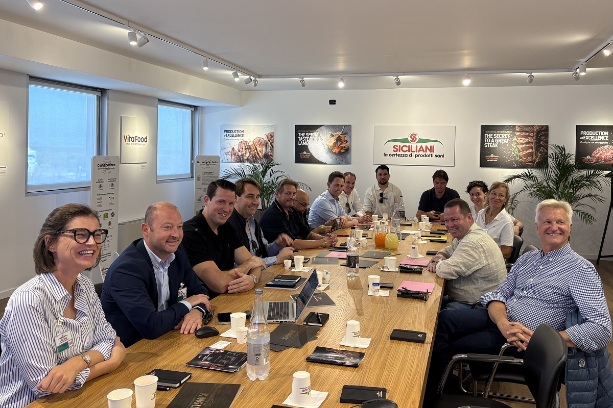 Nell’ambito della Belgian Meat Mission, importante iniziativa di diplomazia economica, la Siciliani ha ospitato oggi un incontro di rilievo istituzionale e commerciale. La visita ha visto la partecipazione dell’Ambasciata del Belgio in Italia e della Rappresentanza Economica delle Fiandre (Flanders Investment & Trade - FIT). La missione, organizzata in stretta collaborazione con il Belgian Meat Office, ha portato in Puglia i vertici di otto aziende fiamminghe leader nel settore delle carni, fortemente interessate a sviluppare e consolidare nuove opportunità di collaborazione e sinergia con i principali operatori del mercato italiano provenienti da tutte le Regioni. Le imprese fiamminghe coinvolte rappresentano un comparto di eccellenza riconosciuto a livello internazionale per i suoi elevatissimi standard qualitativi, la rigida tracciabilità della filiera, la sicurezza alimentare e l'innovazione dei processi produttivi. Nel corso della mattinata, i rappresentanti istituzionali e i partner commerciali hanno avuto modo di confrontarsi sulle dinamiche di mercato e sulle future strategie. A coronamento dei lavori e del proficuo confronto istituzionale, la giornata si è conclusa con un networking lunch, durante il quale gli ospiti hanno potuto apprezzare una degustazione dei prodotti della Siciliani.
